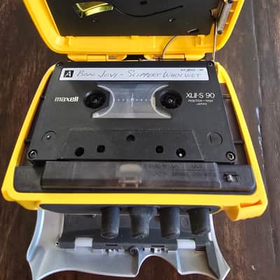Sony WM-FS111 AM FM cassette walkman 2000s - Yellow gray image 4