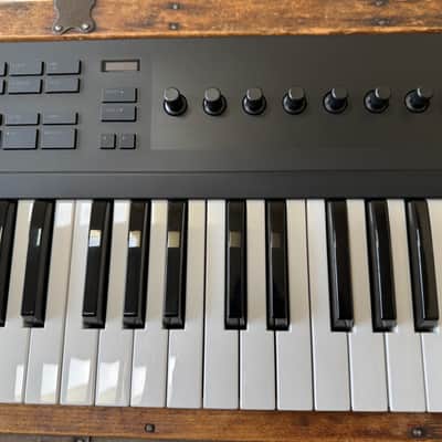 Native Instruments Komplete Kontrol A61 2018 - Present - Black image 3