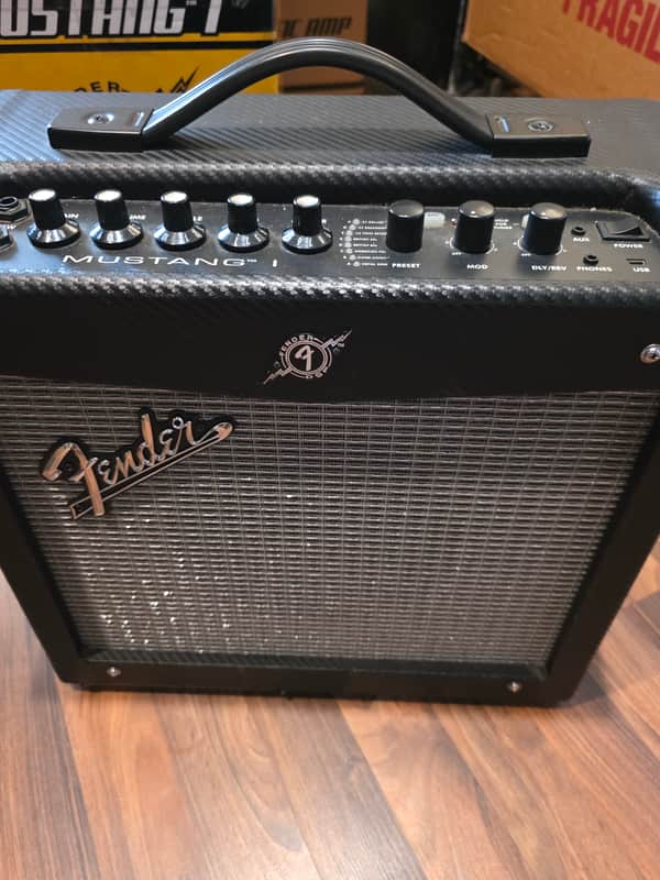 Fender Mustang I V.2 20-Watt 1x8" Modeling Guitar Combo 2013 - 2018 - Black image 1