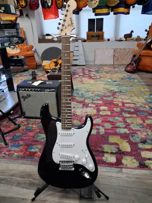 Squier Bullet Stratocaster HT with Laurel Fretboard 2018 - Present - Black image 1