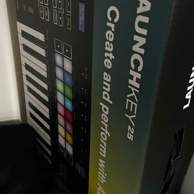 Novation Launchkey 25 MKIII MIDI Keyboard Controller 2020 - Present - Black image 2