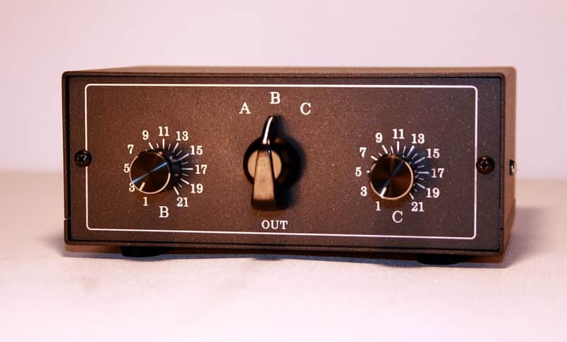 1 way in – 3 Way Out  - 2 x 6 - Dual  Volume Knob Controller - Stereo Balanced Passive Discrete Speaker Selector Stereo Line Switcher image 1