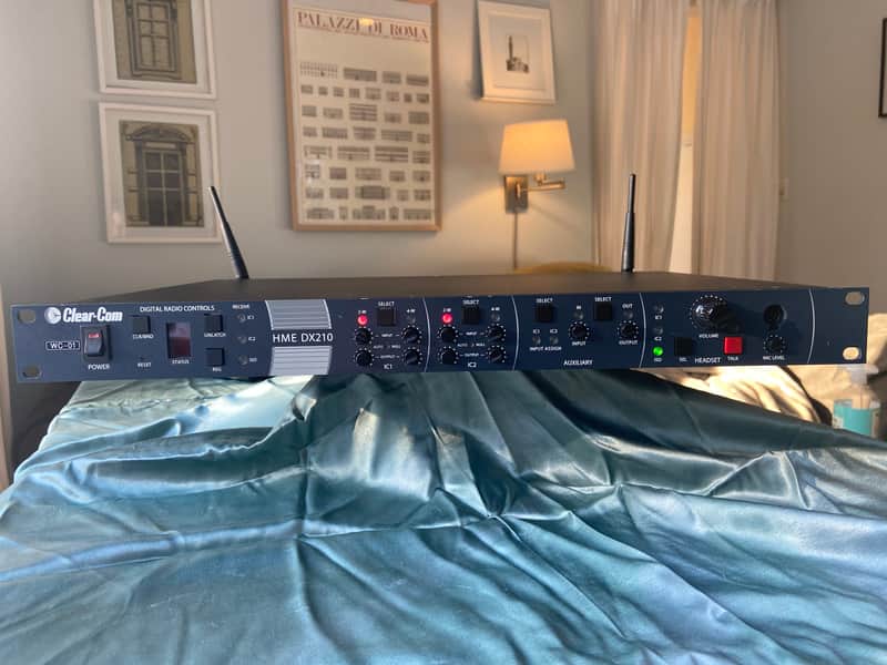 Clear-Com HME DX210 Digital Wireless Comm System image 1