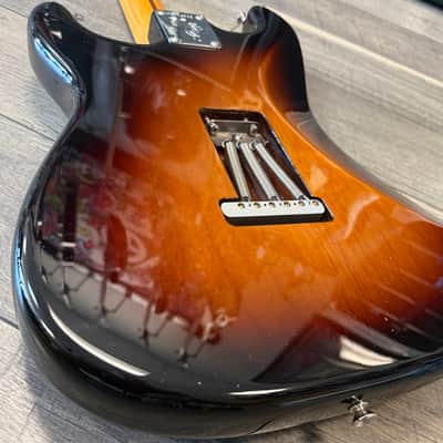 Fender Eric Johnson Stratocaster with Maple Fretboard 2005 - Present - 2-Color Sunburst image 4