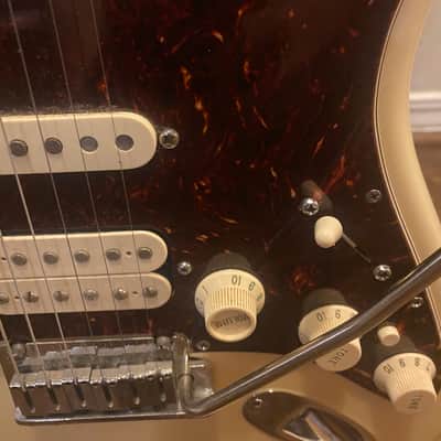 American fender deluxe Stratocaster with Rosewood Fretboard 2010 Olympic Pearl image 6
