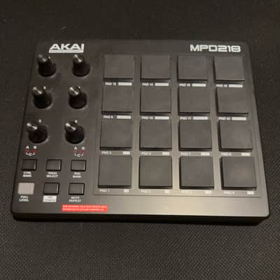 Akai MPD218 2015 - Present - Black image 2