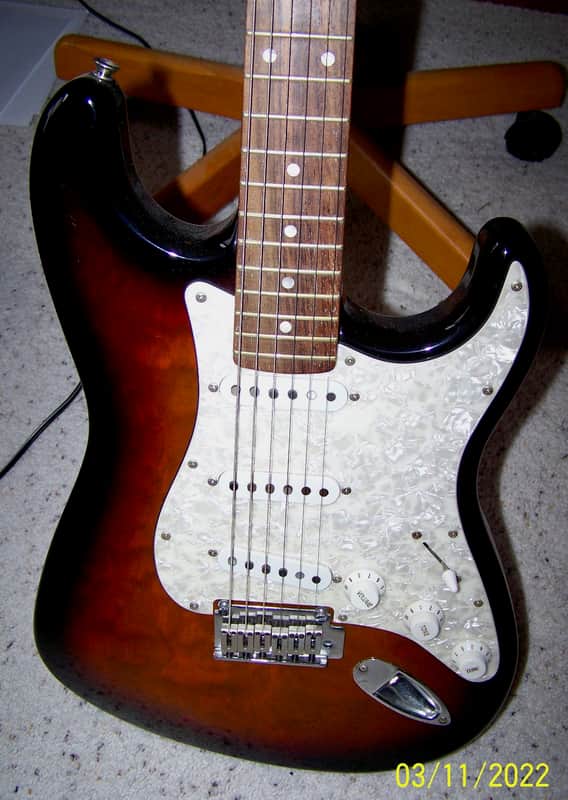 Squier Standard Stratocaster with Rosewood Fretboard 2004 - 2018 - Antique Burst image 1