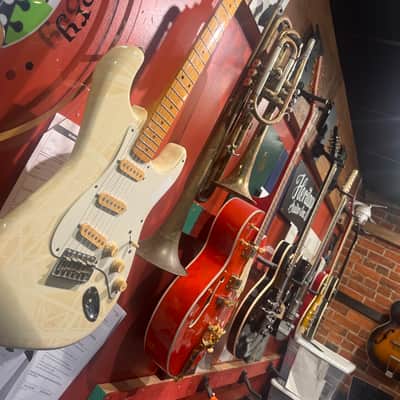 Fender Squirt Strat 1985 #A043344 MIJ 1985 - White -Striped image 3