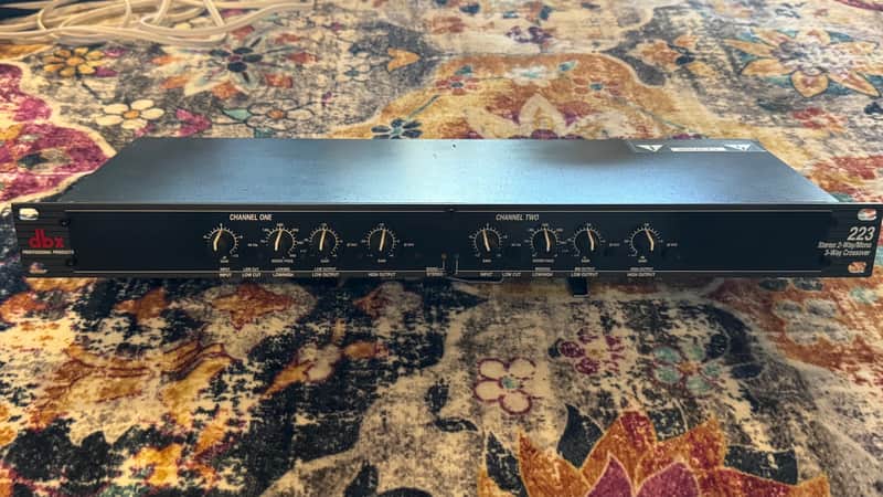 dbx 223 Stereo 2-Way / Mono 3-Way Crossover image 1