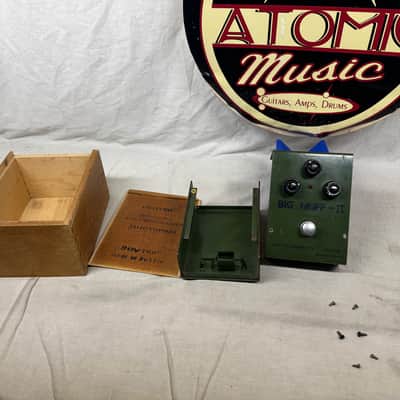 Electro-Harmonix x Sovtek " Green Russian " Big Muff π Pi version 7C 3rd Edition Distortion Fuzz Pedal with Original Wood Box - BM-1-01.00.001 ~2000 - Bubble Font / 6-Screw Chassis image 2