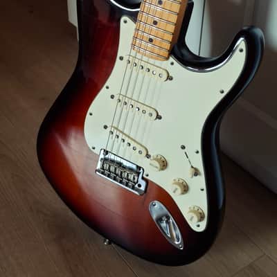 Fender American Standard 2012 Strat,  3-Tone Sunburst, Maple Fretboard image 3