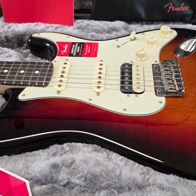 Fender American Professional Stratocaster 2018 BRAND NEW Time Capsule CASE QUEEN Ultra Luxe 2-Tone Sunburst USA Strat 60s vintage 4-bolt neck Investor Guitar image 2