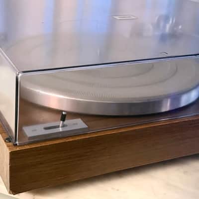 ✨✨ Yamaha YP-211 Vintage Belt-Drive Turntable – Woodgrain Plinth, S-Shaped Tonearm, Smoked Dust Cover, Tested – BVA image 13