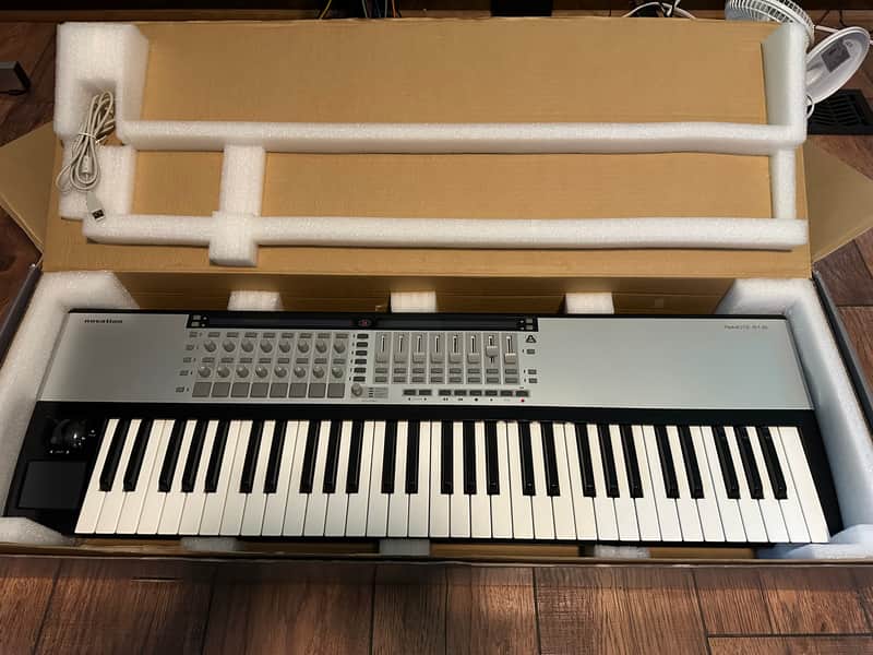 Novation ReMOTE 61 SL MIDI Controller 2006 - Silver image 1
