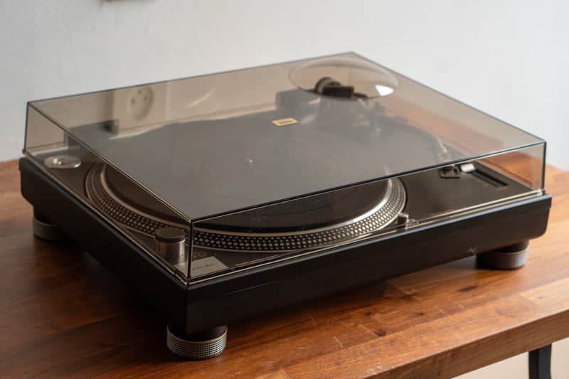 Technics SL-1200MK4 Black Direct Drive Turntable in Excellent condition image 1