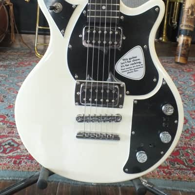 First Act Limited Edition Volkswagen Garage Master 2007-09 White with Black Pickguard image 2