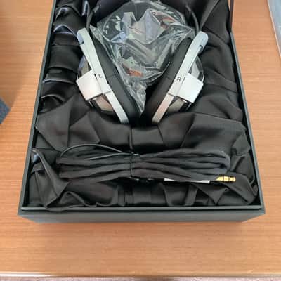 Sennheiser HD 800 Headphones image 22