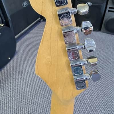 Fender Standard Stratocaster with Maple Fretboard 1995 - Brown Sunburst image 4