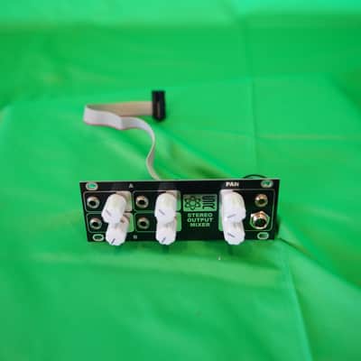 Synhrotek 1U Stereo Output Mixer image 1