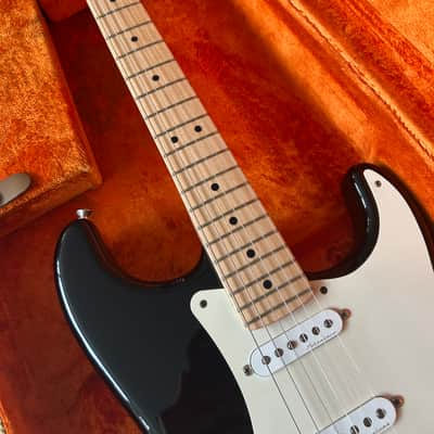 Fender Eric Clapton Artist Series Stratocaster with Vintage Noiseless Pickups 2001 - Present - Black image 2