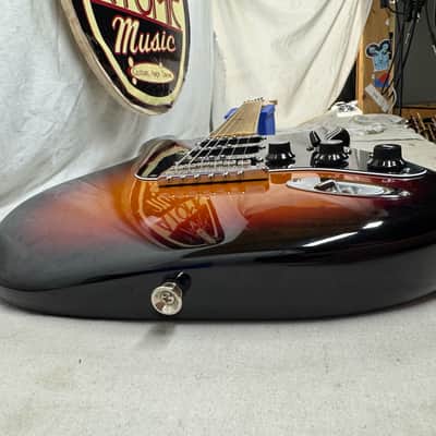 Fender American Standard Stratocaster Guitar with Case 2013 - 3-Color Sunburst / Maple neck image 18