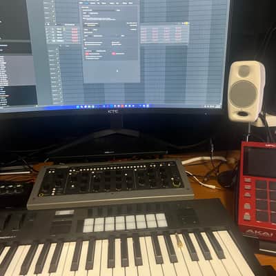 Novation Launchkey 37 MKIV MIDI Keyboard Controller 2024 - Present - Black image 3