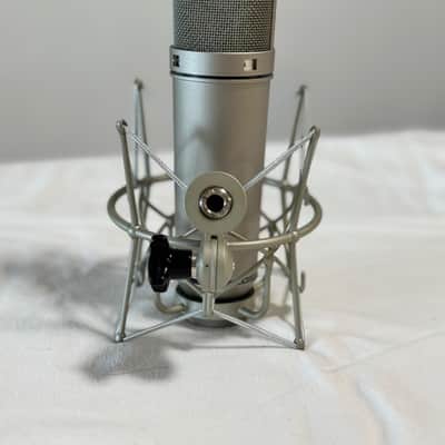 Neumann U 87 Ai Complete Vocal Recording Package + Shock Mount, Case, Pop Filter, Cables – Excellent image 7