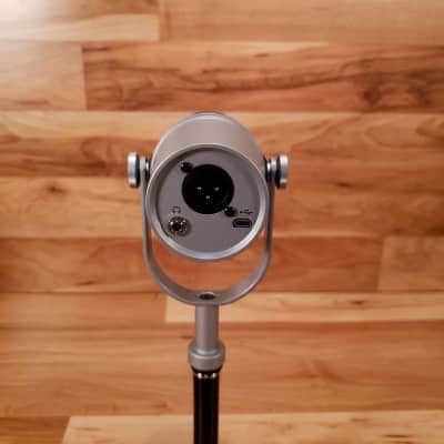 Shure Motiv MV7-S Podcasting, Streaming, Home Recording and Gaming Microphone Silver image 2