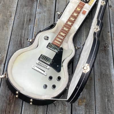 MASTER CERTIFIED: 2012 Gibson Les Paul Studio – Silver Metallic – Pro Setup – $1499 USD | FREE SHIPPING image 3