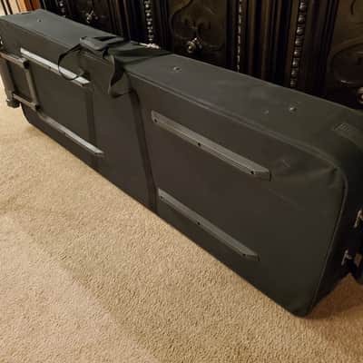 LARGE GATOR KEYBOARD/SYNTHESIZER TRAVEL CARRYING CASE W/WHEELS image 12