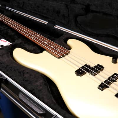 SKB 1SKB-44 Deluxe Electric Precision & Jazz Bass Rectangular Hard Case with TSA Latches 2010s - Black image 2