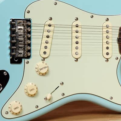 Fender Special Edition 60s Stratocaster Lacquer Daphne Blue Matching Head 29778 image 3