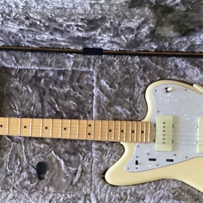 Fender American Professional Jazzmaster White with Maple Fretboardwith Rhythm Circuit, Lindy Fralin Noiseless Pickups and Hardshell Case 2017 image 13