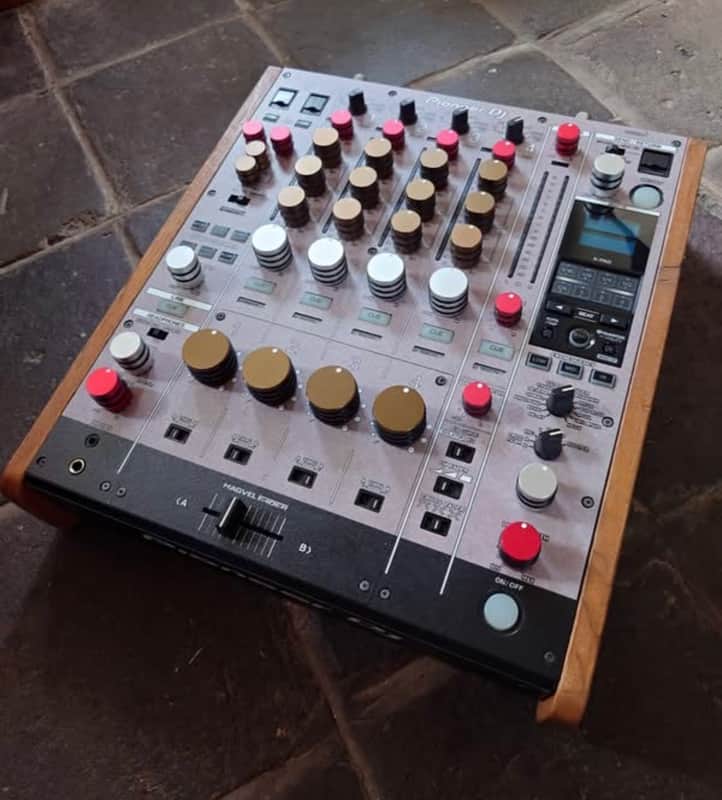 Pioneer DJM-900NXS2 4-channel DJ Mixer with Effects 2010s - image 1