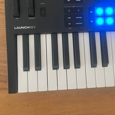 Novation Launchkey 37 MKIV MIDI Keyboard Controller 2024 - Present - Black image 4