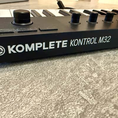 Native Instruments Komplete Kontrol M32 2019 - Black image 2
