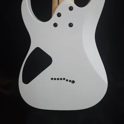 Ibanez RG8-WH Standard with Meranti Body, Jatoba Fretboard - White image 4