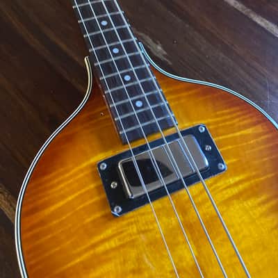 Rogue Violin Beatle Bass 2000 - Sunburst image 2