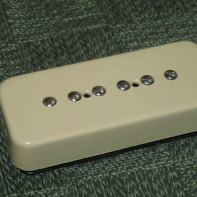 mostly very clean 1990s Gibson P-100 Soapbar pickup with Creme Cover (but can sell with black cover instead) NO mounting screws 6.3k - ideal for NECK position (2 conductor, solder connect) a P100 is a stacked humbucker that's hum-cancelling image 12