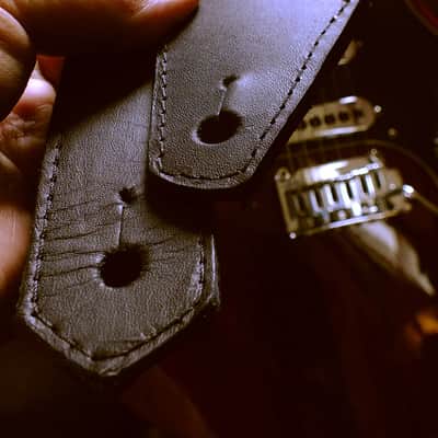 Well-Hung "PerfecTONE" guitar strap, 3" wide Prototype w/Aural Excitement circuit, BlackBird image 9
