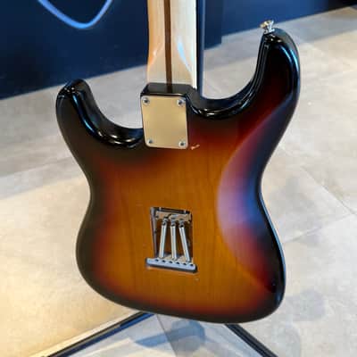 Fender Highway One Stratocaster with Maple Fretboard 2006 - 2011 - 3-Color Sunburst image 5
