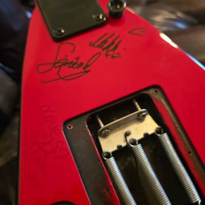 Jackson Demmelition King V ex LONDON CROBAR Soho Metal Rock Bar Artist Signed Phil Demmel Machine Head Signature Flying V EMG 81 85 Zakk Wylde Set Floyd Rose Electric Guitar image 18