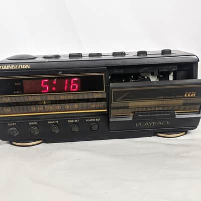 Soundesign Model 3827 AM-FM Electronic Clock Radio Cassette Player image 5