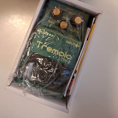 Boss TR-2 Tremolo (Silver Label) 1997 - Present - Green image 2
