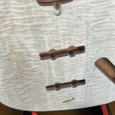 high end Offset Bass Body Unfinished Deep Curly Maple Top / Walnut Accent/ Solid One-piece Mahogany Back- limited Luthier Supply R2 imagen 18