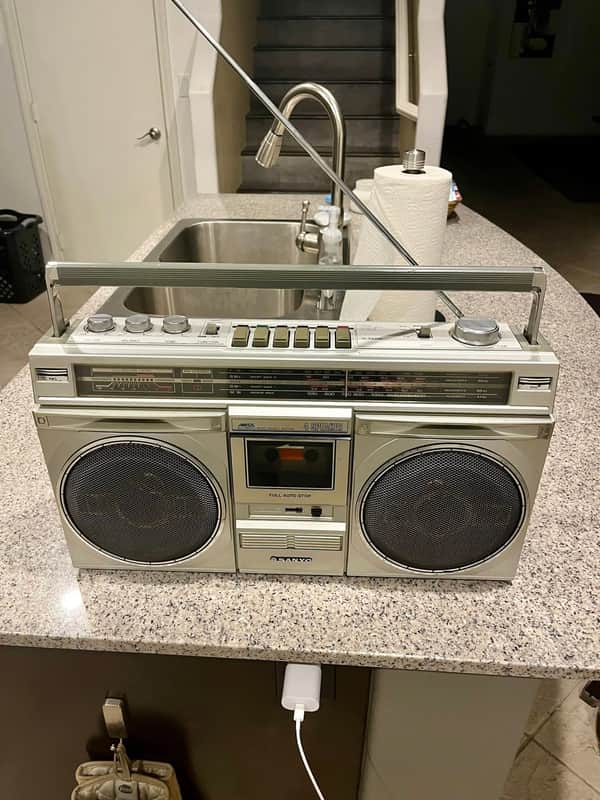 Sanyo M9935K 1982 Vintage Boombox Works well. image 1