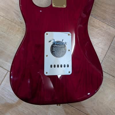 Fender Deluxe Super Stratocaster 2001 - Trans Crimson Red image 4