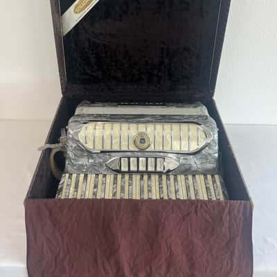 Wonderful Stradavox 41-Key 120-Bass Professional Grade Accordion featuring 5 Bass Registers, OHSC image 3