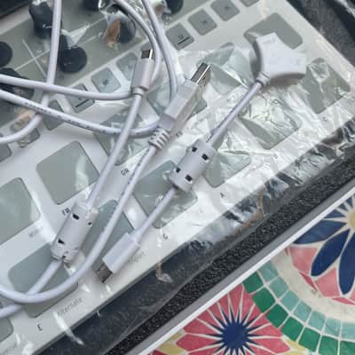 Immagine Arturia BeatStep Pro MIDI Controller 2017 - Present - White - 8