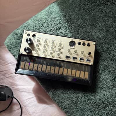 Korg Volca Keys Analog Loop Synthesizer 2013 - Present - Gold/Black image 1